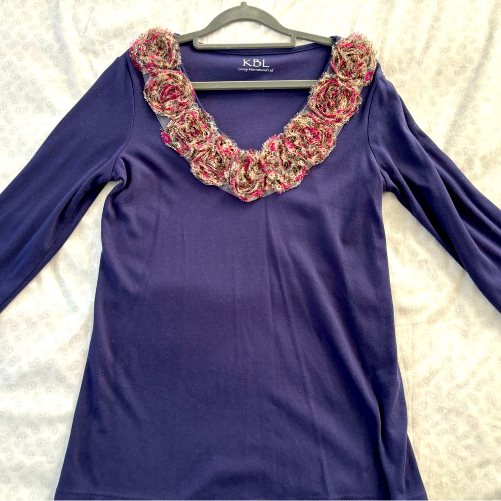 Blouse with flower detail